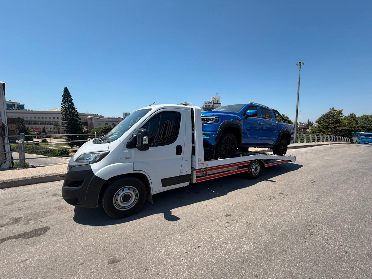 Adana'da çekici üzerinde taşınan bir araç