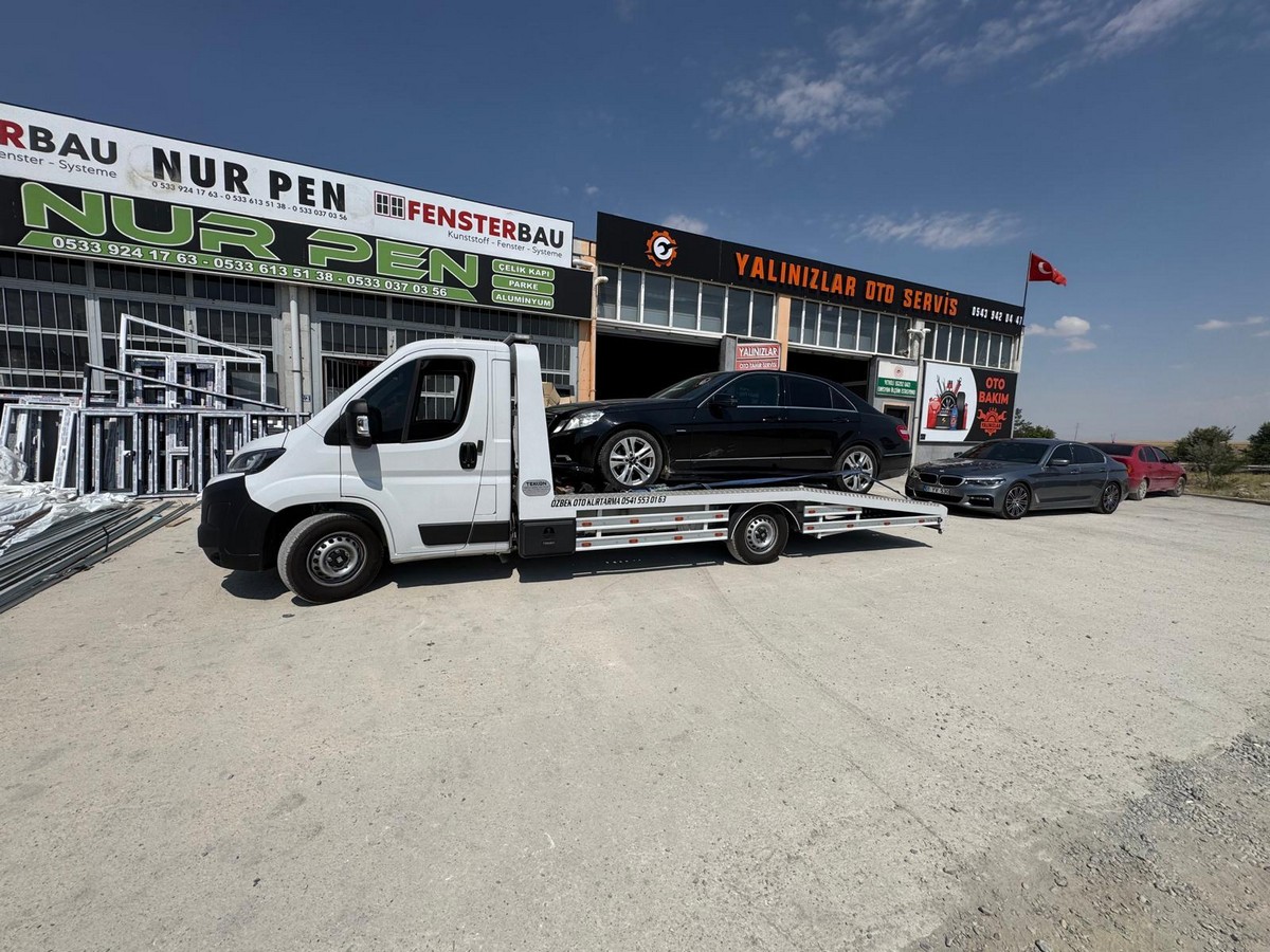 Adana'da bir aracın çekiciye yüklenmesi
