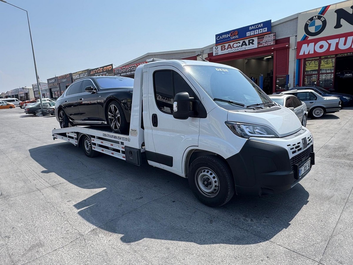 Adana'da çekiciye yüklenen bir otomobil