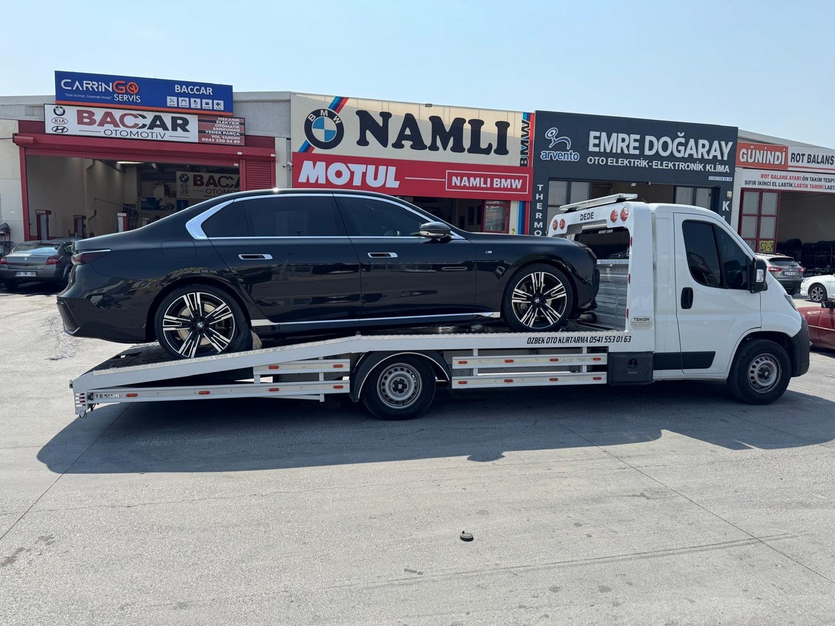 Adana'da çekici üzerinde taşınan bir otomobil