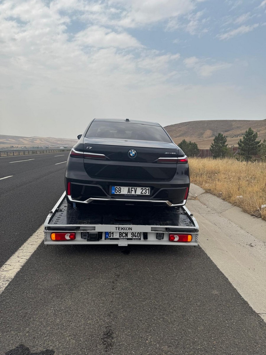 Otoyol kenarında çekici platformuna alınan araç