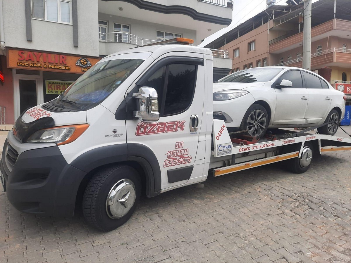 Çukurova'da bir caddede çekiciye yüklenen araç