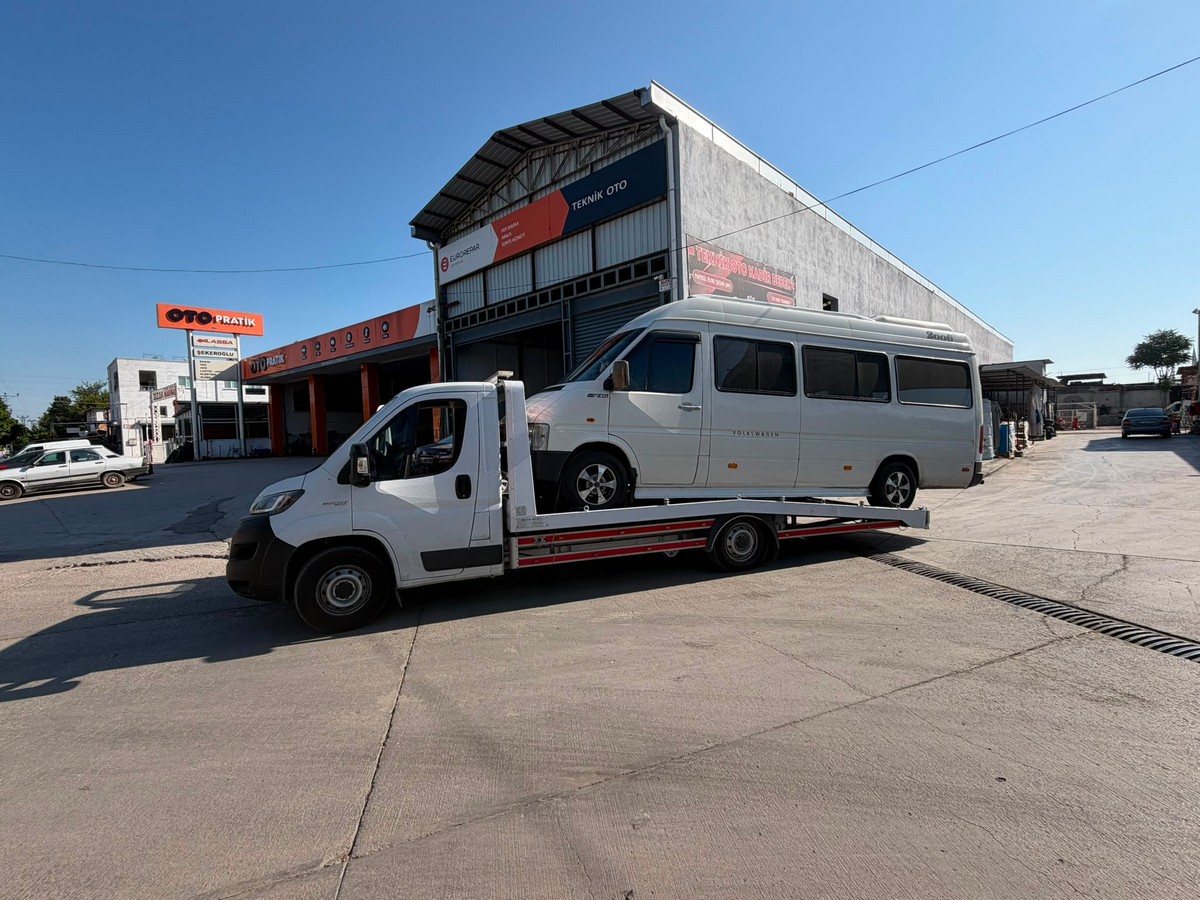 Çekici platformunda taşınan bir minibüs