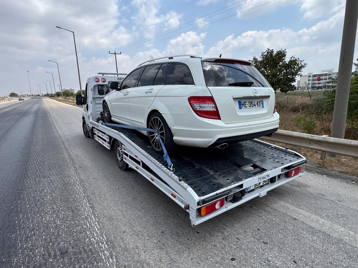 Otoyol kenarında lastik arızası yaşayan bir araç