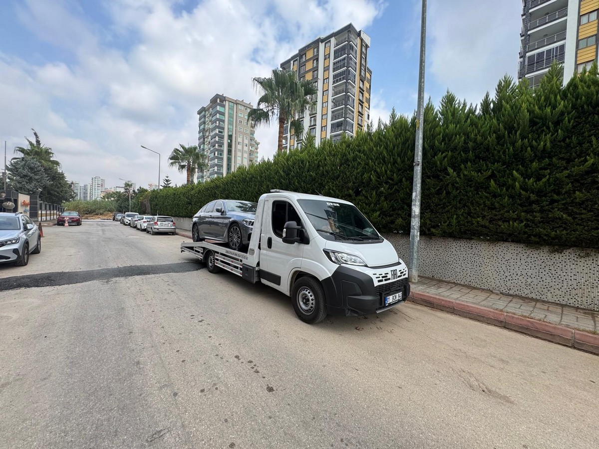 Yüreğir'de bir sokakta çekiciye yüklenen araç