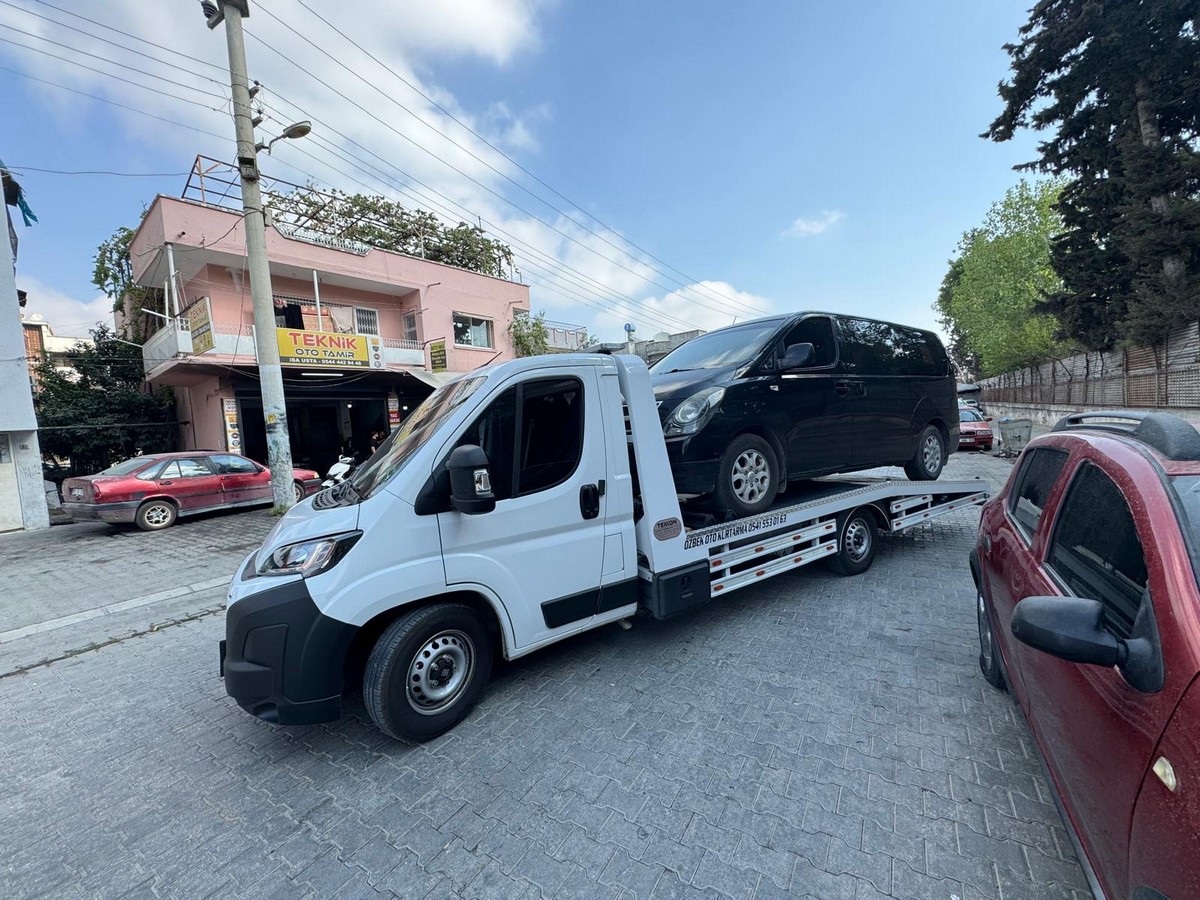Seyhan'da bir mahalle sokağında çekici