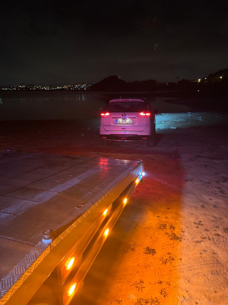 Gece çekici platformuna alınan bir araç